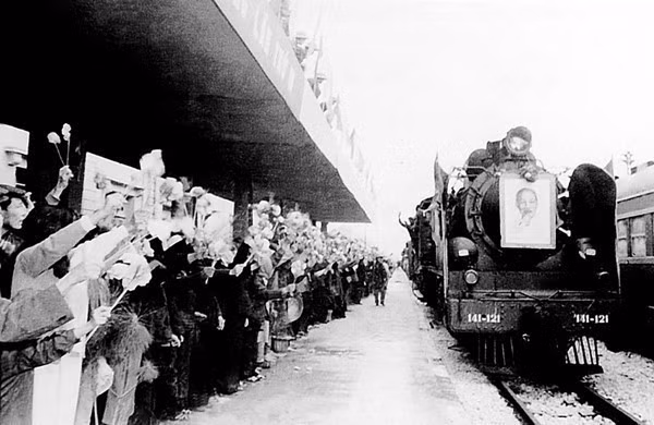doan-tau-thong-nhat-tu-thanh-pho-ho-chi-minh-toi-san-ga-ha-noi-truoc-su-vui-mung-cua-nhan-dan-thu-do-nam-1977.jpg