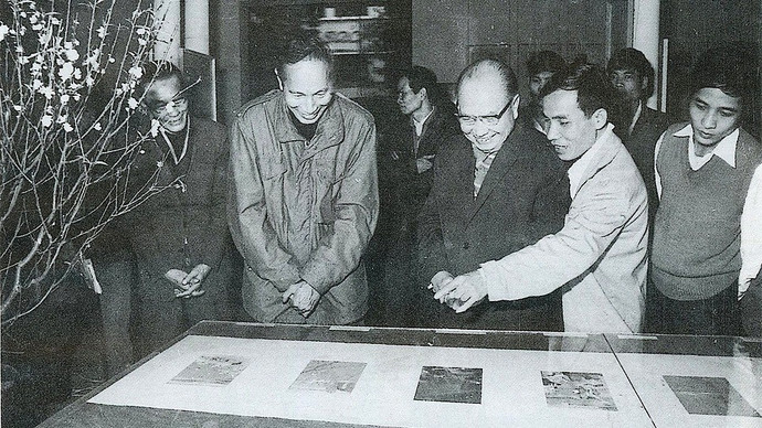 dong-chi-truong-chinh-tham-trien-lam-tranh-cua-hoa-si-le-lam-ngay-24-12-1981.jpg
