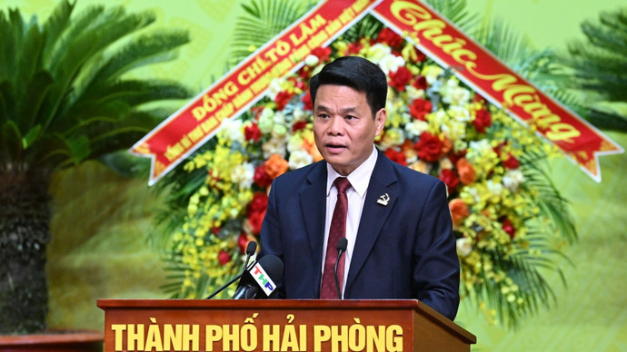 Chủ tịch Ủy ban nhân dân thành phố Hải Phòng Lê Ngọc Châu đọc Báo cáo chính trị tại Đại hội. (Ảnh: TRẦN HẢI)