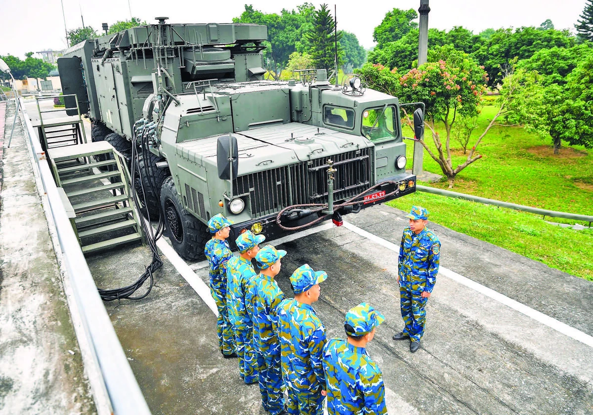 Chiến sĩ Trung đoàn 64 (Sư đoàn 361, Quân chủng Phòng không - Không quân) triển khai công tác huấn luyện nắm bắt, làm chủ phương tiện, khí tài Tổ hợp tên lửa S-300PMU1. (Ảnh: THẾ ĐẠI)