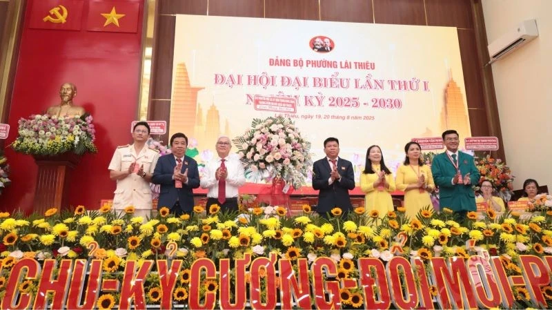 Đồng chí Nguyễn Văn Lợi, Ủy viên Trung ương Đảng, Trưởng Đoàn đại biểu Quốc hội Thành phố Hồ Chí Minh (thứ ba từ trái sang) tặng hoa chúc mừng đại hội.