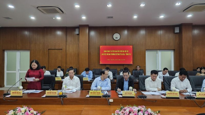 Đồng chí Nguyễn Thị Yến, Phó Bí thư Thường trực,Trưởng đoàn Đại biểu Quốc hội tỉnh Bà Rịa-Vũng Tàu trình bày báo cáo kết quả 40 năm thực hiện đường lối đổi mới của Đảng tại địa phương.