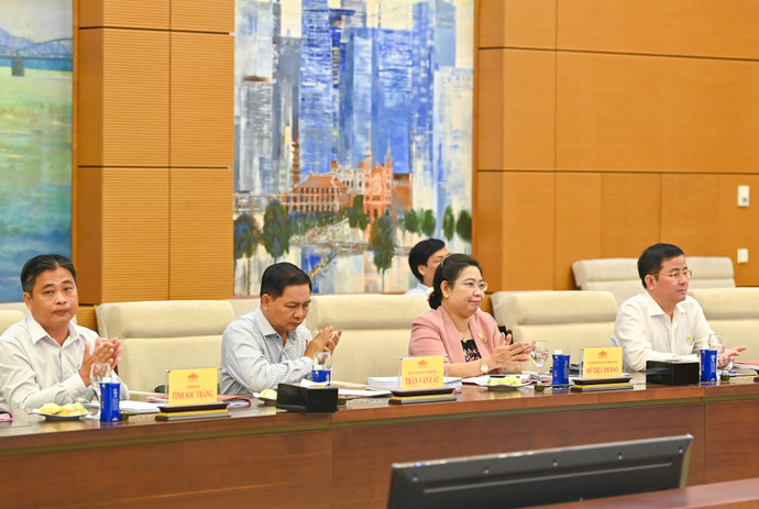 Ban Thường vụ Thành ủy Cần Thơ, Tỉnh ủy Hậu Giang, Tỉnh ủy Sóc Trăng và các đại biểu dự buổi làm việc.