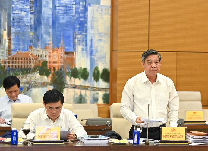 Bí thư Tỉnh ủy Hậu Giang Đồng Văn Thanh báo cáo tại buổi làm việc.