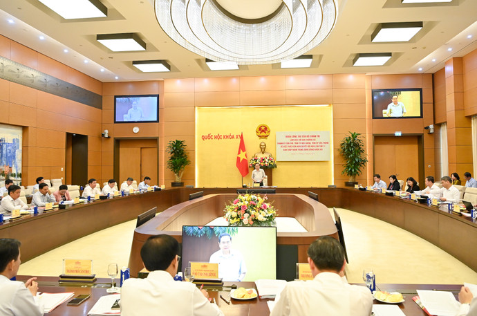 Quang cảnh buổi làm việc tại Nhà Quốc hội.