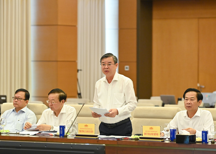 Chủ tịch UBND thành phố Cần Thơ Trương Cảnh Tuyên báo cáo tại buổi làm việc.