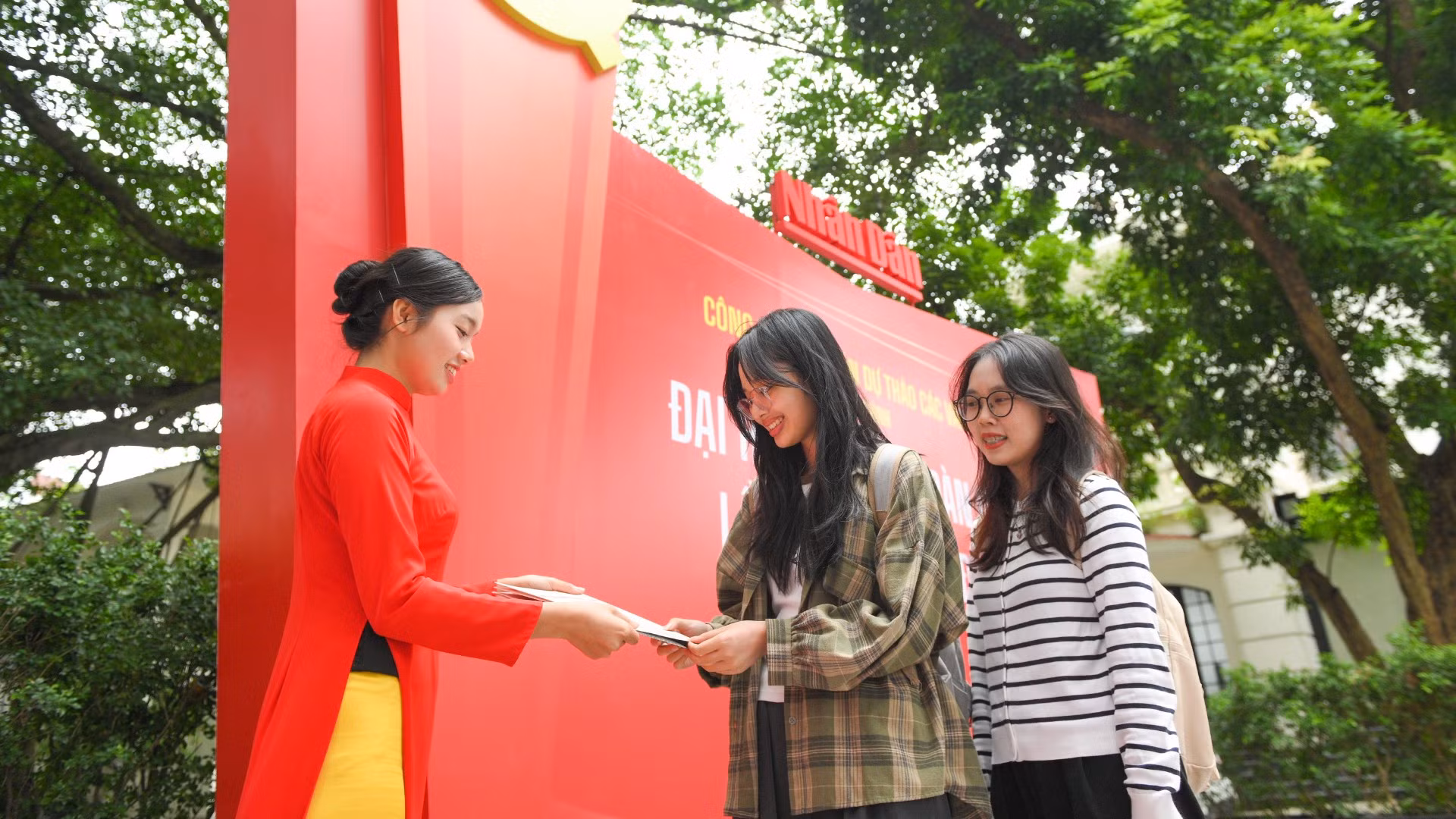 Người dân thủ đô nhận phụ trương “Báo cáo một số vấn đề mới, quan trọng trong Dự thảo các Văn kiện trình Đại hội XIV của Đảng”.