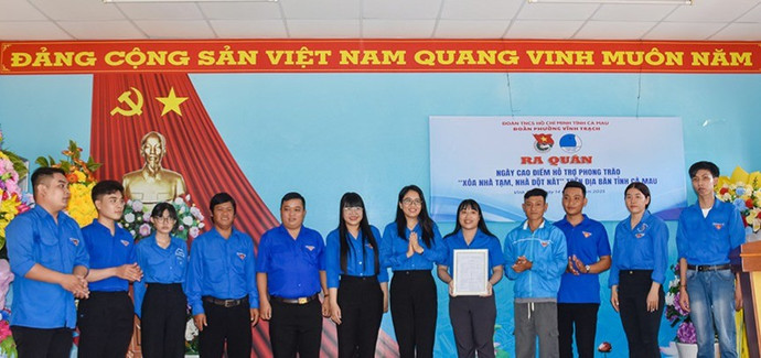 tuoi-tr-phuong-vinh-trach-chung-tay-xoa-nha-tam-nha-dot-nat.jpg