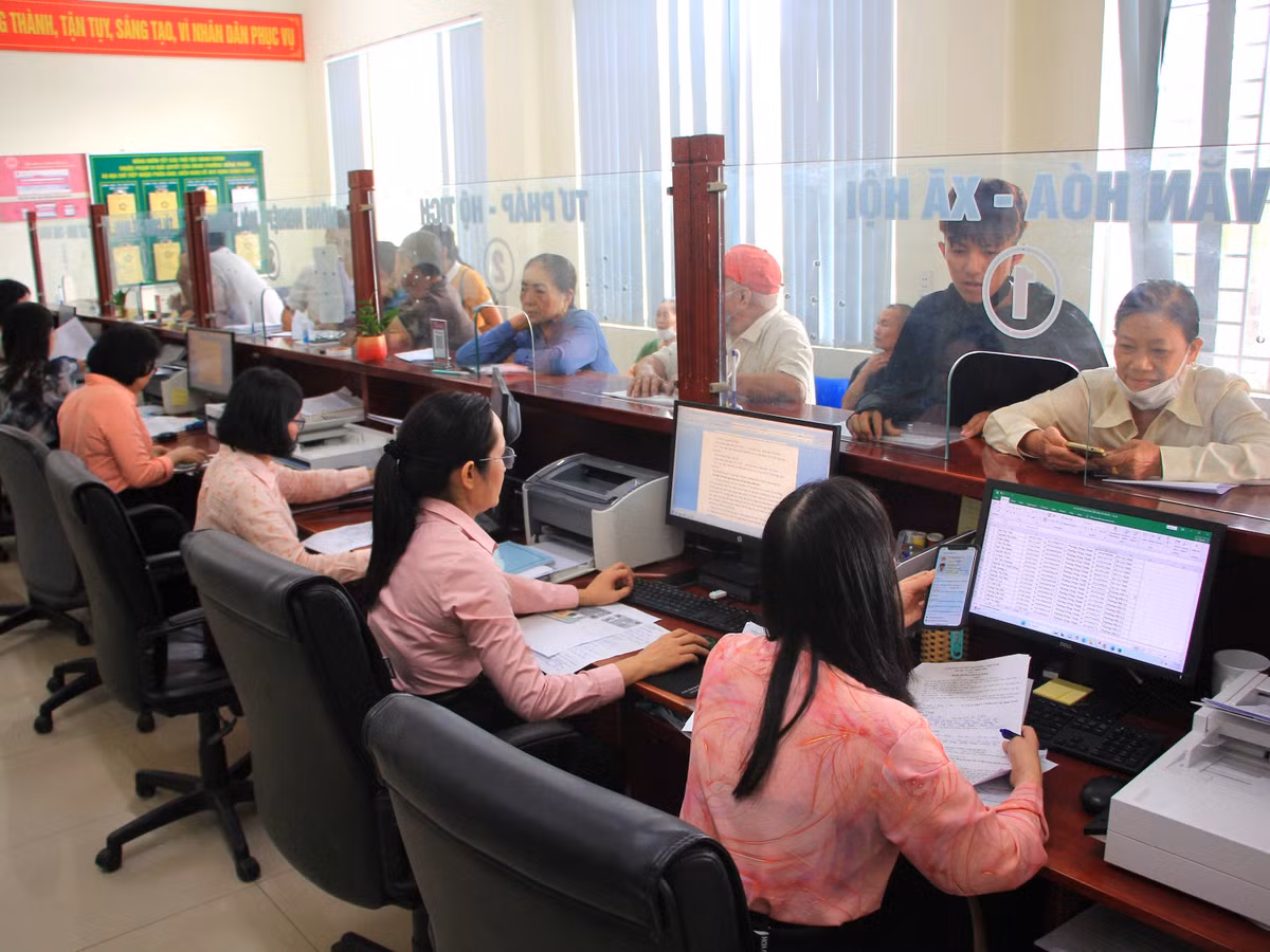 Người dân làm thủ tục tại Trung tâm Phục vụ hành chính công phường Đồng Thuận, tỉnh Quảng Trị. (Ảnh: HIẾU MINH)