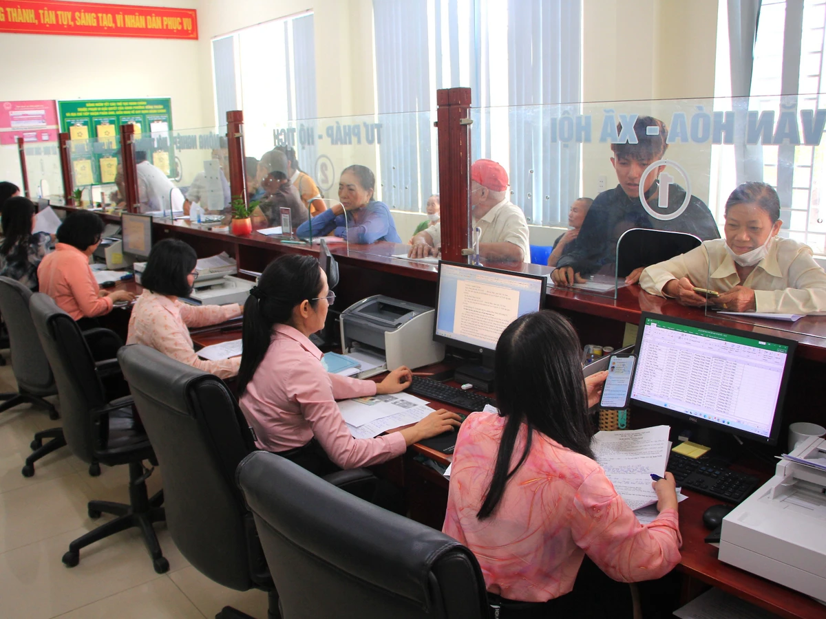 Người dân làm thủ tục tại Trung tâm Phục vụ hành chính công phường Đồng Thuận, tỉnh Quảng Trị. (Ảnh: HIẾU MINH)