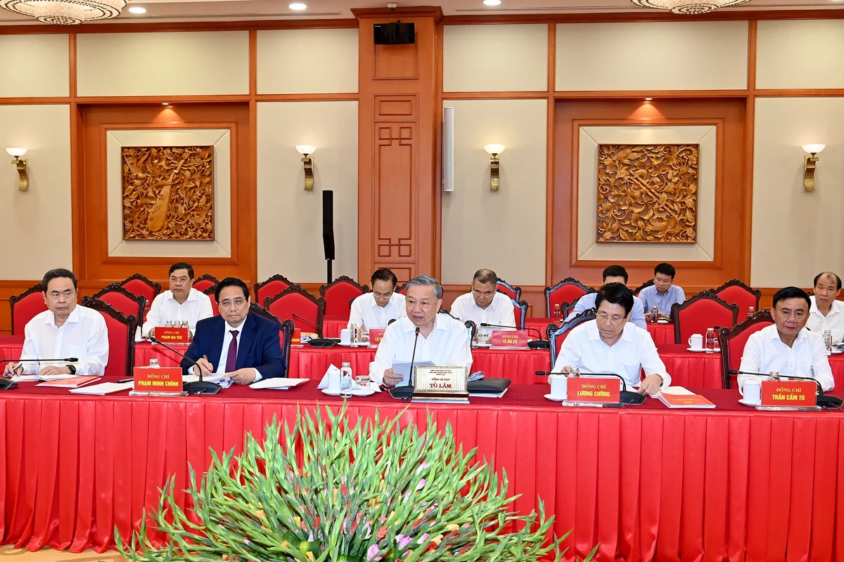 Tổng Bí thư Tô Lâm và các đồng chí lãnh đạo Đảng, Nhà nước chủ trì buổi làm việc với Ban Thường vụ Quân ủy Trung ương. (Ảnh: ĐĂNG KHOA)