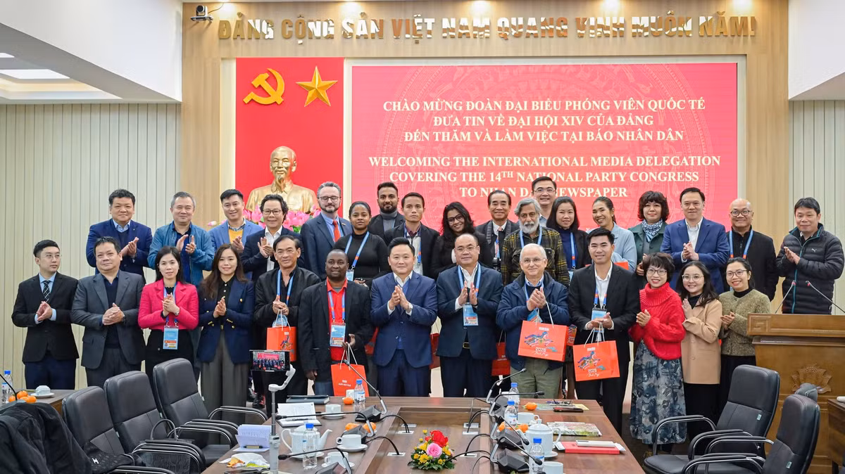 Lãnh đạo, cán bộ Báo Nhân Dân, đại diện Bộ Ngoại giao và Đoàn phóng viên nước ngoài chụp ảnh lưu niệm. (Ảnh: BẢO LONG)