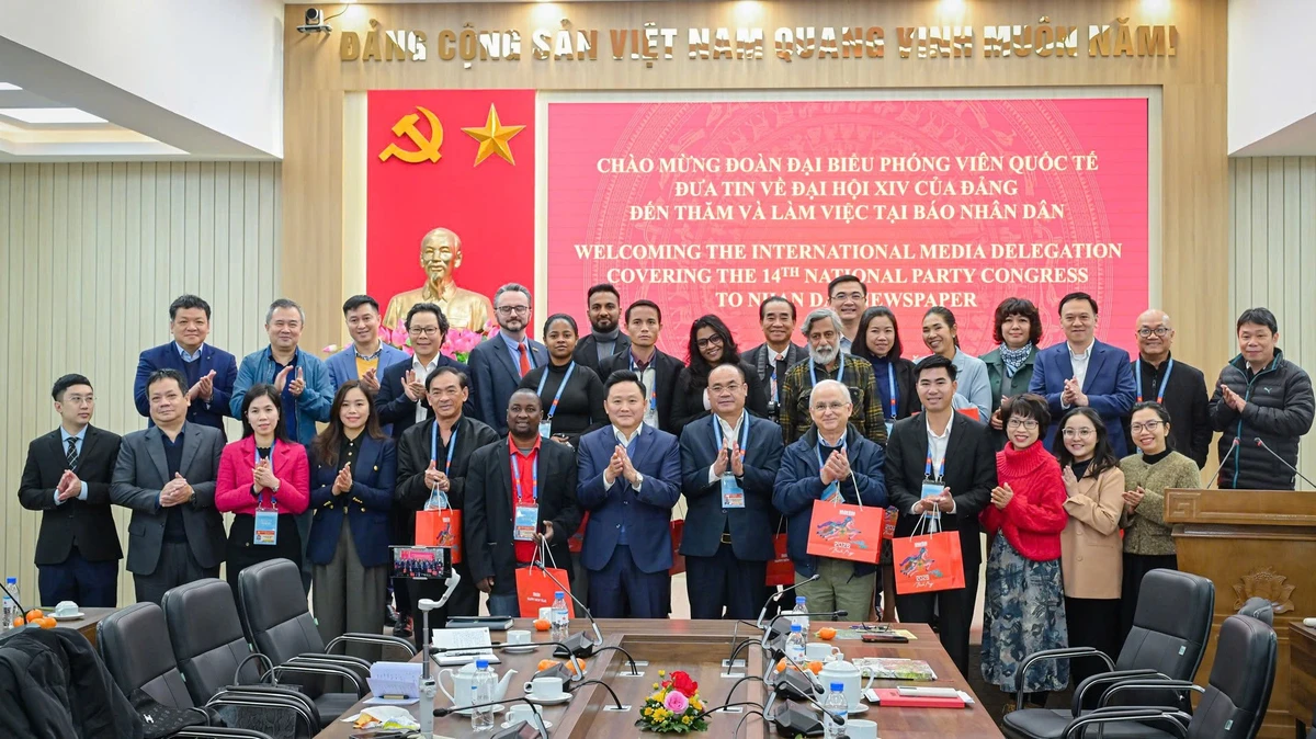 Lãnh đạo, cán bộ Báo Nhân Dân, đại diện Bộ Ngoại giao và Đoàn phóng viên nước ngoài chụp ảnh lưu niệm. (Ảnh: BẢO LONG)