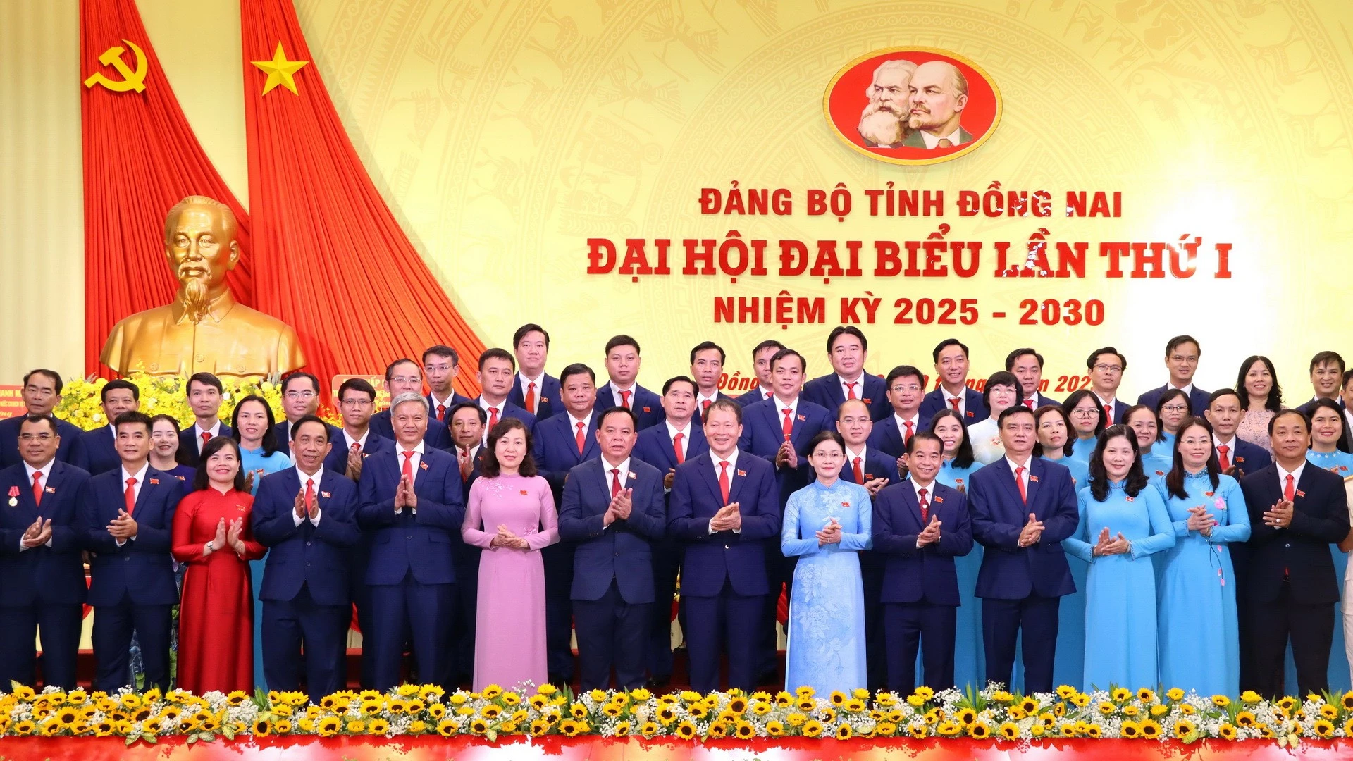 Thường trực Tỉnh ủy Đồng Nai với cán bộ xã, phường tại Đại hội Đảng bộ tỉnh Đồng Nai lần thứ I.