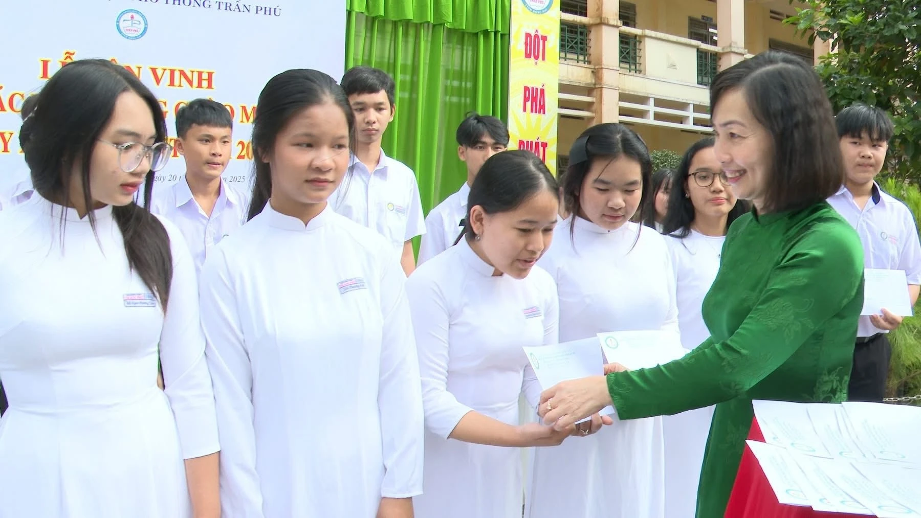 Lãnh đạo Sở Giáo dục và Đào tạo Đồng Nai trao học bổng cho học sinh.