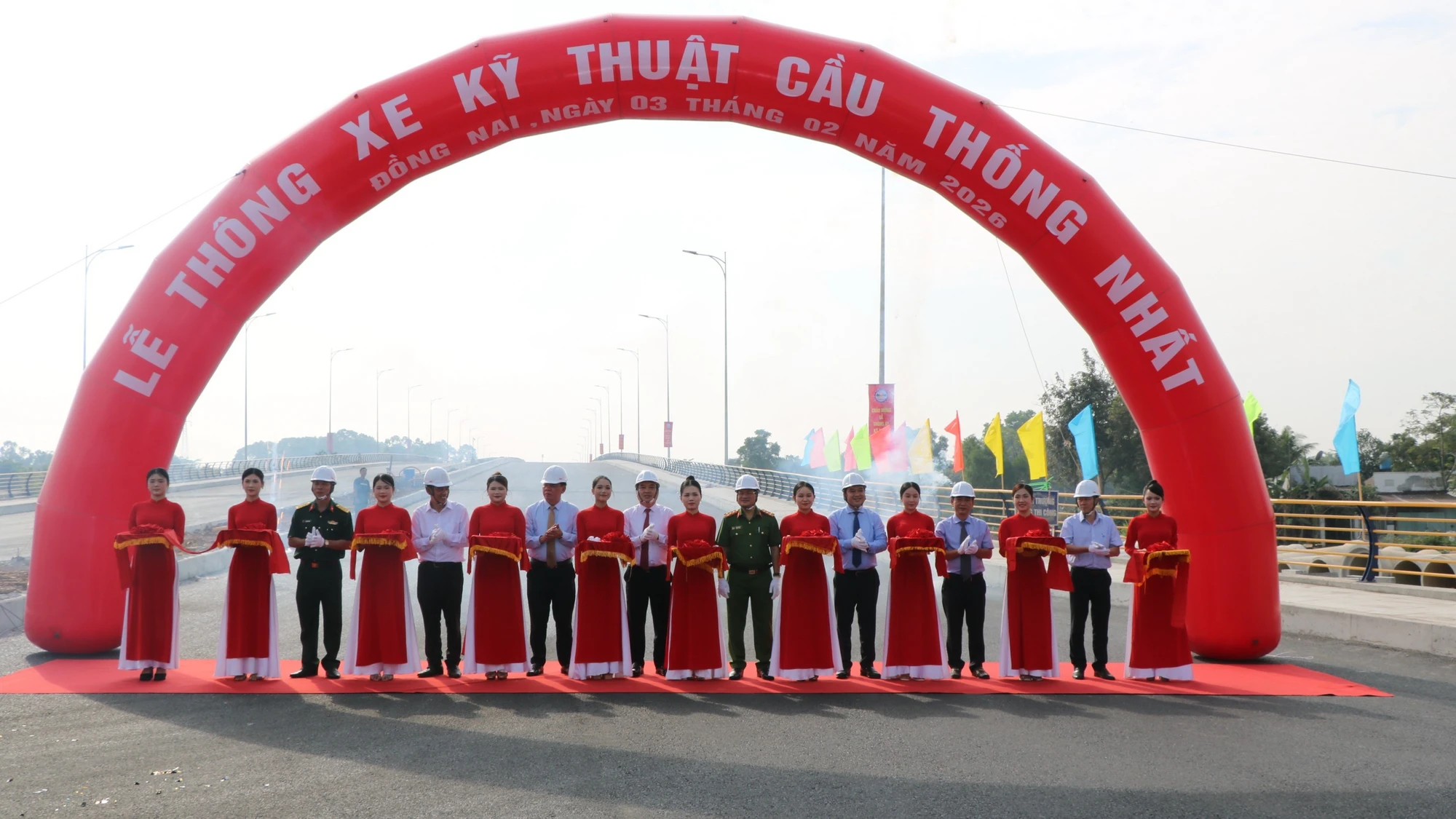 Các đại biểu thực hiện nghi thức thông xe kỹ thuật cầu Thống Nhất.