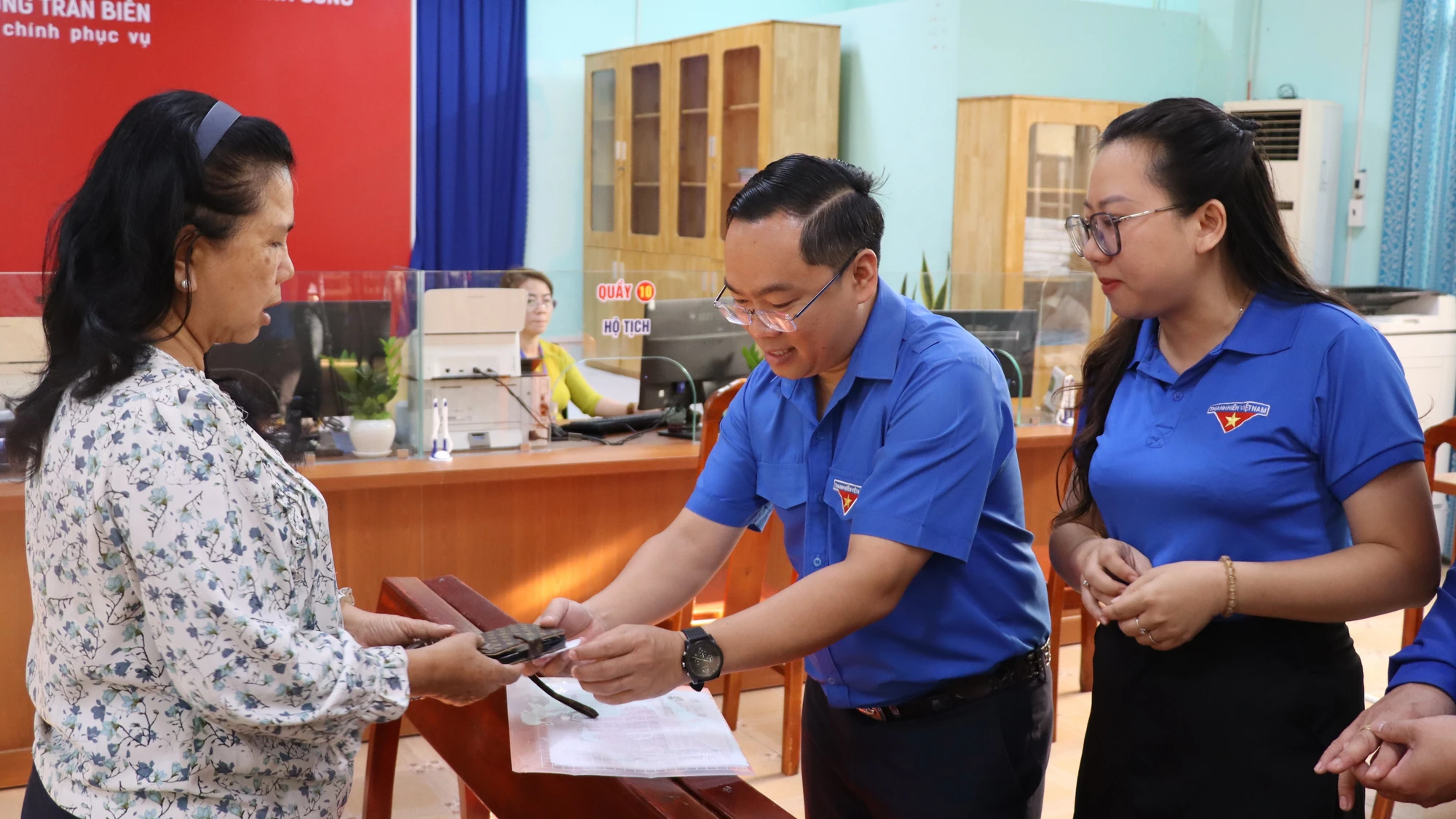 Bí thư Tỉnh đoàn Đồng Nai Nguyễn Minh Kiên hỗ trợ người dân làm thủ tục tại Trung tâm Phục vụ hành chính công phường Trấn Biên.