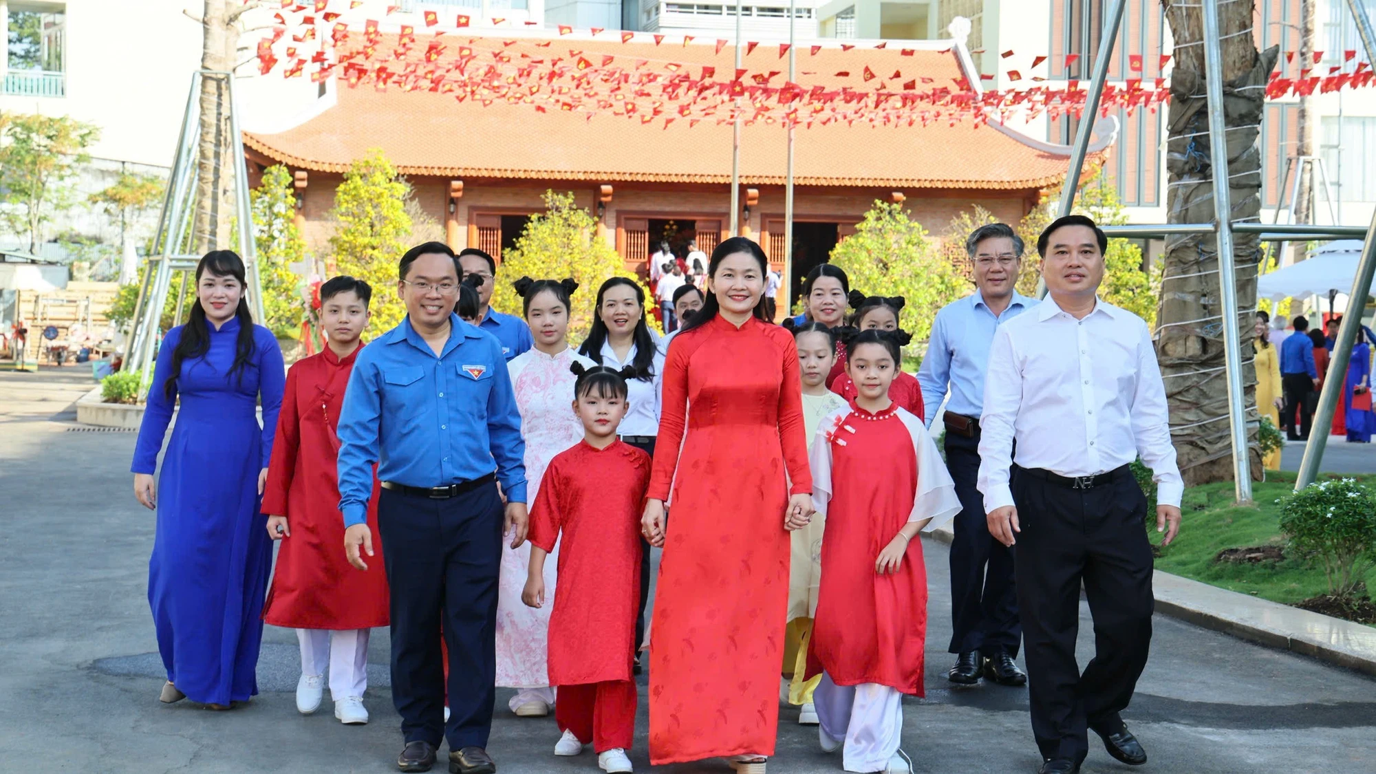 Lãnh đạo tỉnh Đồng Nai, phường Trấn Biên cùng các em thiếu nhi.