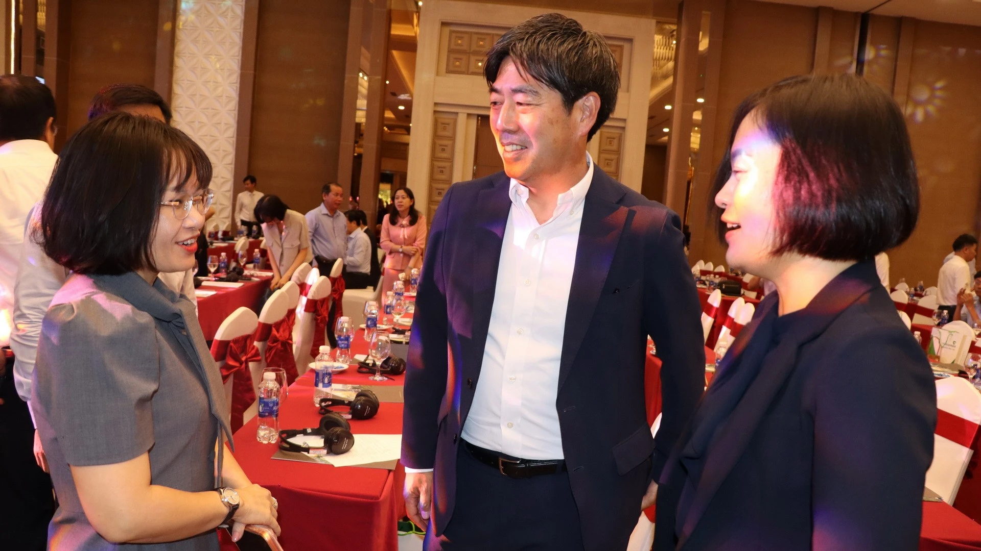 Lãnh đạo Sở Tài chính Đồng Nai với doanh nghiệp.