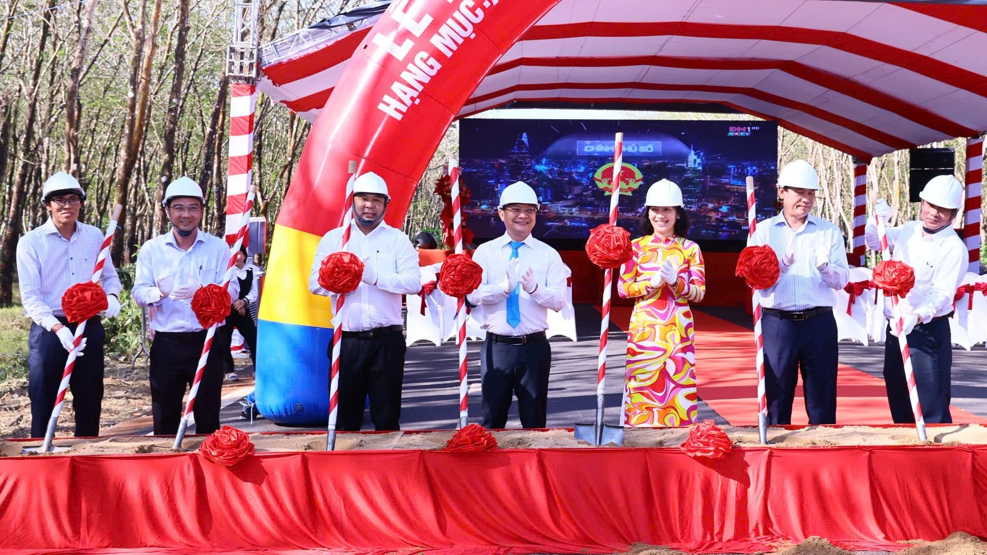 Các đại biểu thực hiện nghi thức động thổ xây dựng Trường tiểu học Tín Nghĩa.