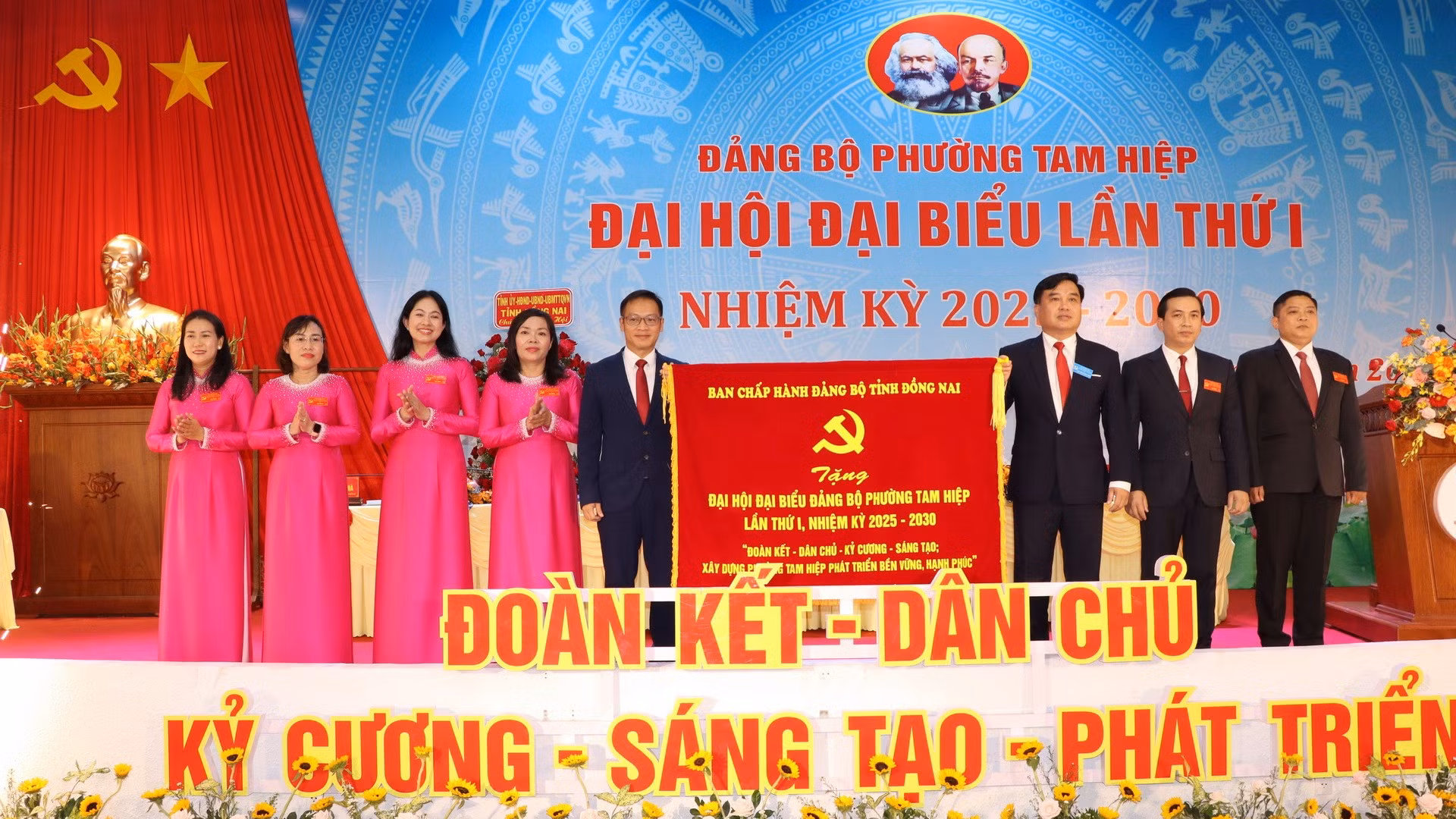 Đại diện Ban Thường vụ Tỉnh ủy Đồng Nai trao bức trướng tặng Đảng bộ phường Tam Hiệp.