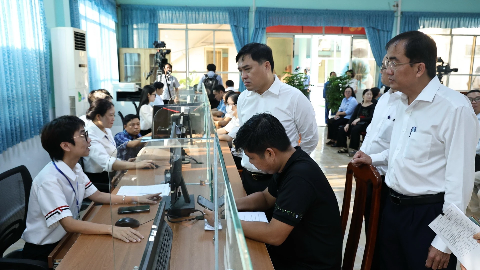 Lãnh đạo phường Trấn Biên kiểm tra hoạt động Trung tâm Phục vụ hành chính công phường.