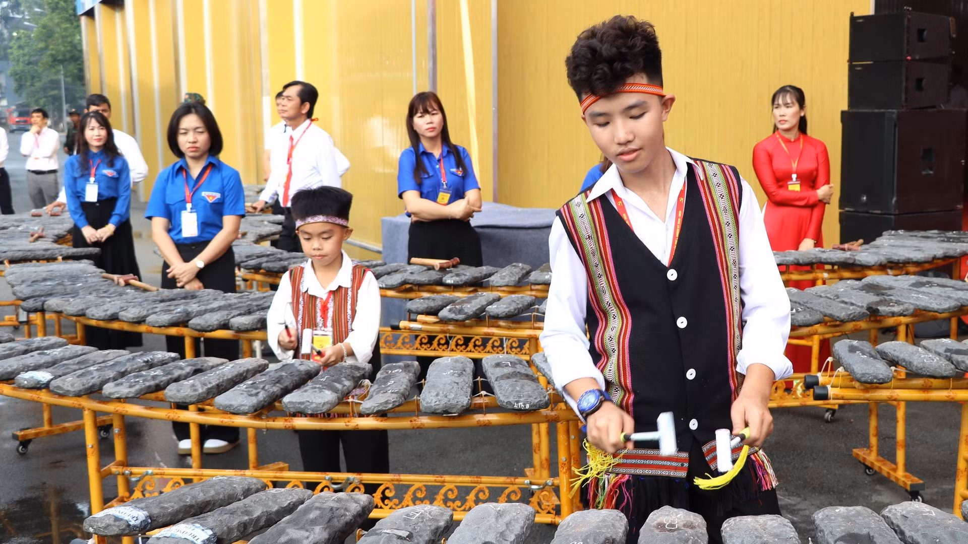 Học sinh người dân tộc thiểu số ở Đồng Nai biểu diễn đàn đá.