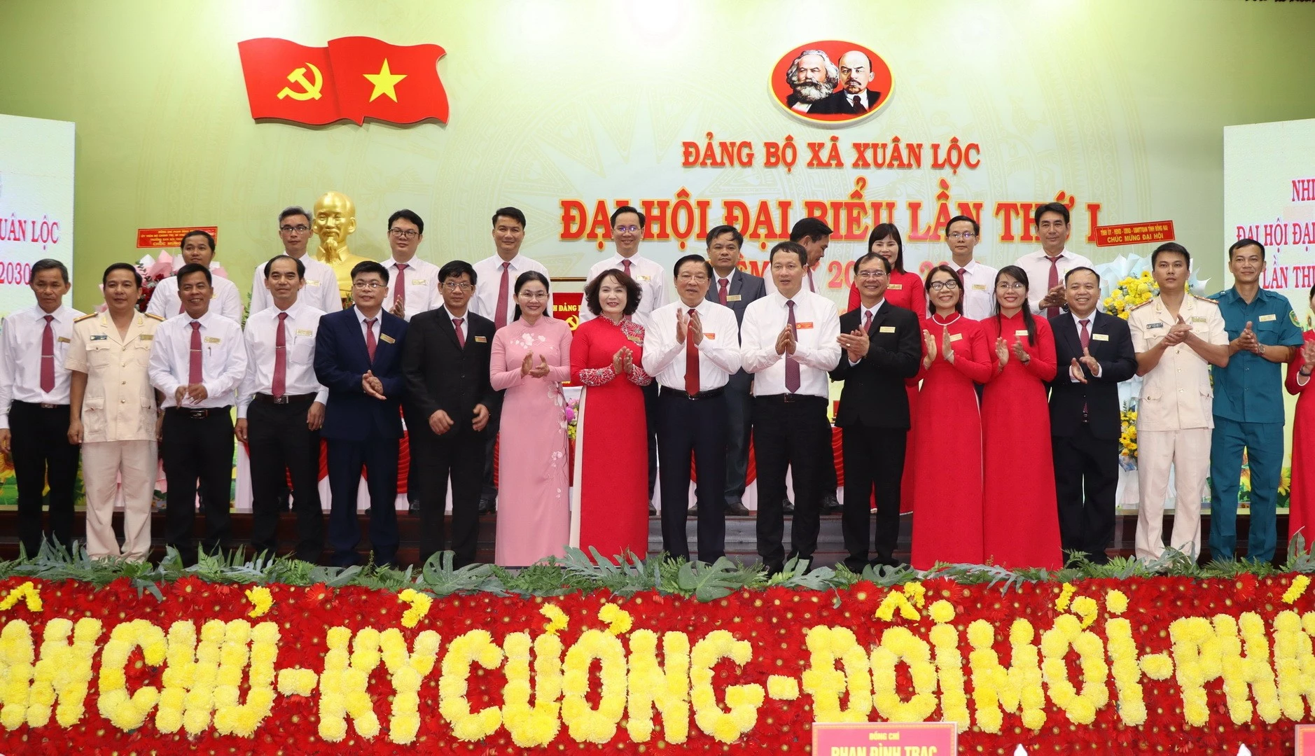 Đồng chí Phan Đình Trạc cùng các đồng chí lãnh đạo tỉnh Đồng Nai và xã Xuân Lộc.