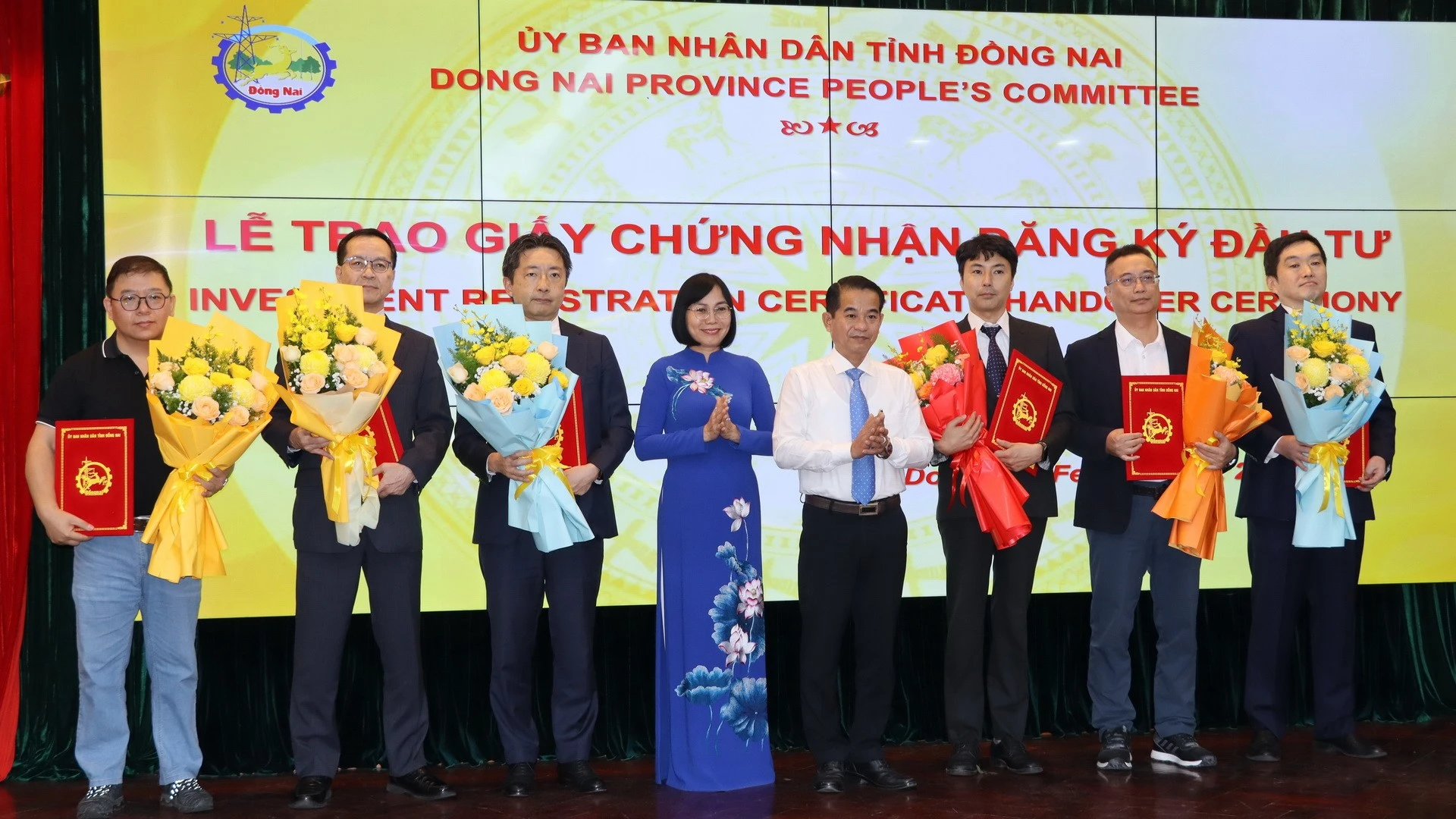 Lãnh đạo tỉnh Đồng Nai trao giấy chứng nhận đầu tư cho các doanh nghiệp FDI.