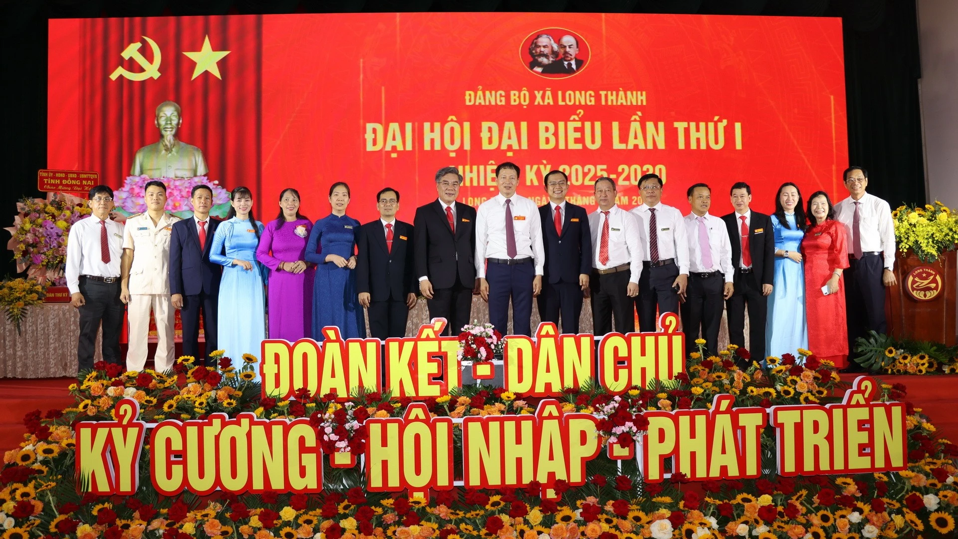 Lãnh đạo tỉnh Đồng Nai cùng các đại biểu dự Đại hội Đảng bộ xã Long Thành lần thứ I.