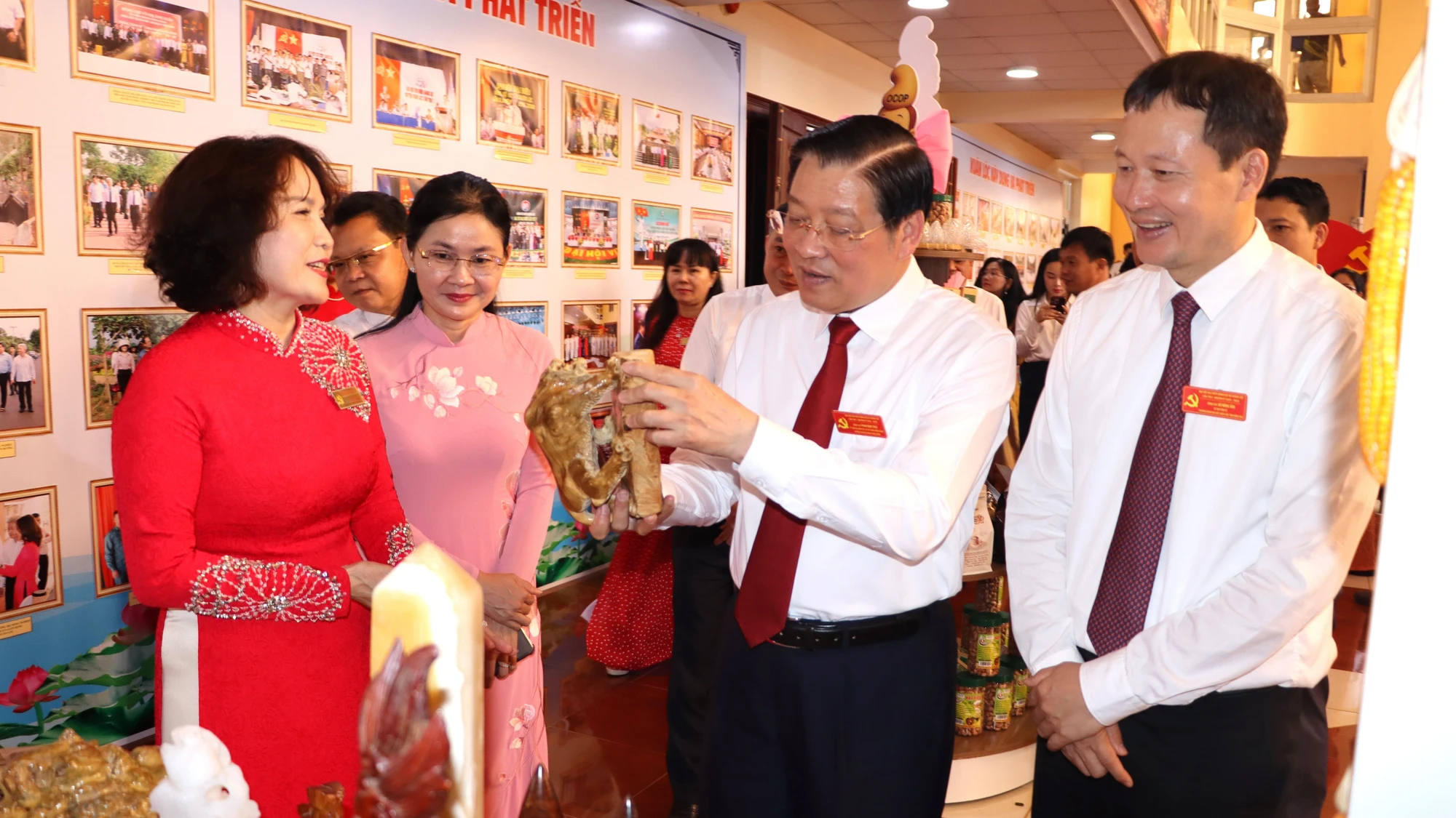 Đồng chí Phan Đình Trạc, Ủy viên Bộ Chính trị, Bí thư Trung ương Đảng, Trưởng ban Nội chính Trung ương tham quan gian trưng bày tại Đại hội Đảng bộ xã Xuân Lộc, tỉnh Đồng Nai.