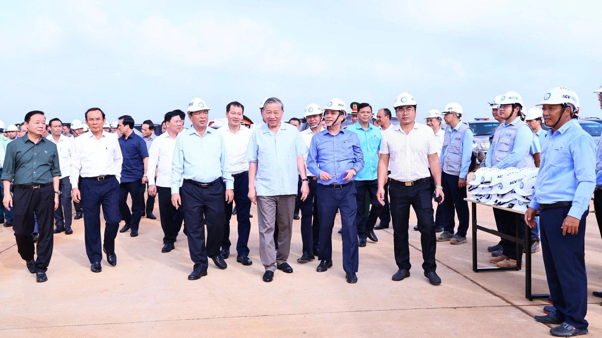 Tổng Bí thư Tô Lâm cùng các thành viên Đoàn công tác thăm, kiểm tra tại công trường dự án sân bay quốc tế Long Thành.