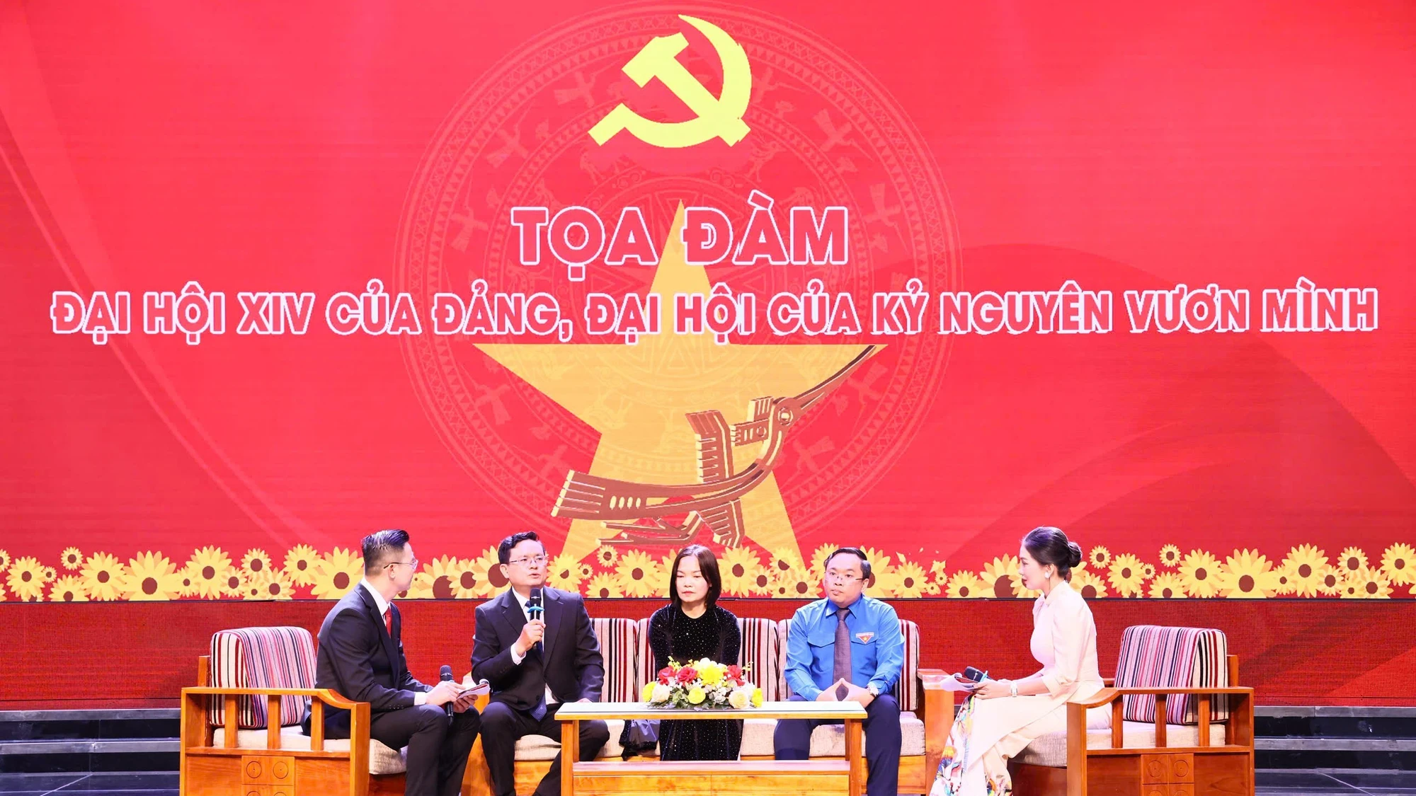 Tọa đàm chính luận-nghệ thuật “Đại hội XIV của Đảng, đại hội của kỷ nguyên vươn mình”.