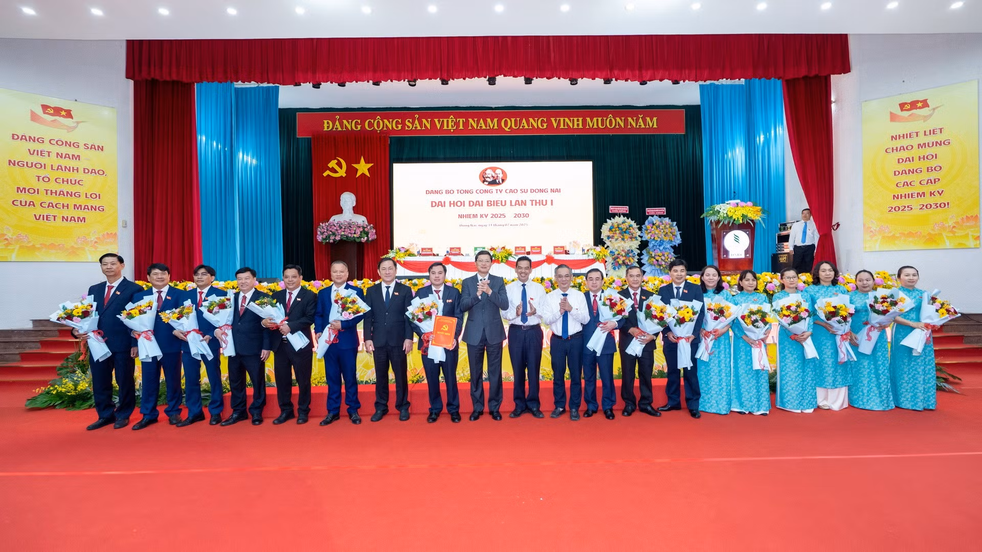 Lãnh đạo Tỉnh ủy Đồng Nai và Tập đoàn Công nghiệp cao-su Việt Nam chúc mừng Ban Chấp hành Đảng bộ Tổng Công ty cao-su Đồng Nai nhiệm kỳ 2025-2030,