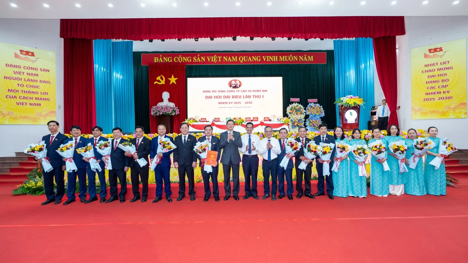 Lãnh đạo Tỉnh ủy Đồng Nai và Tập đoàn Công nghiệp cao-su Việt Nam chúc mừng Ban Chấp hành Đảng bộ Tổng Công ty cao-su Đồng Nai nhiệm kỳ 2025-2030,