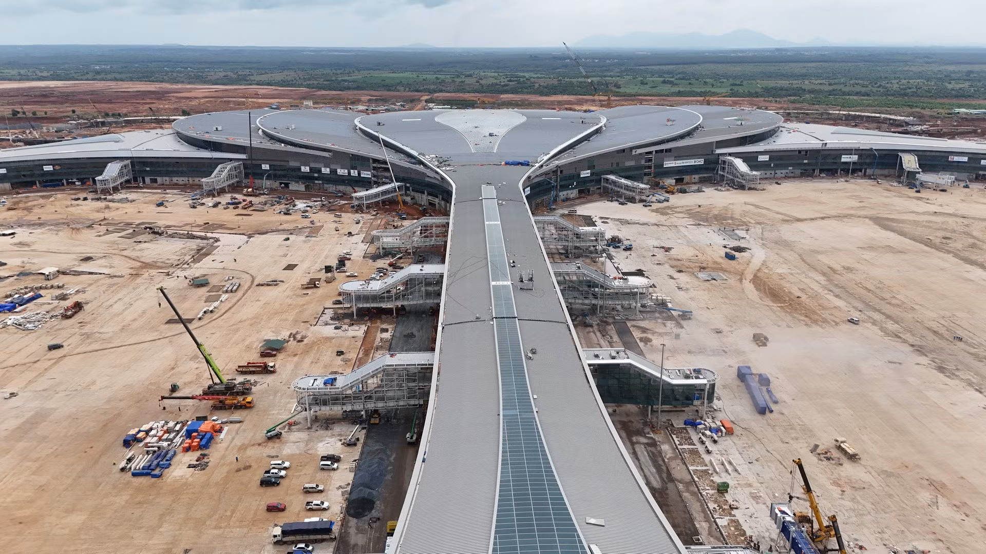 Nhà ga hành khách sân bay Long Thành đang đẩy nhanh tiến độ để hoàn thành nửa đầu năm 2026.