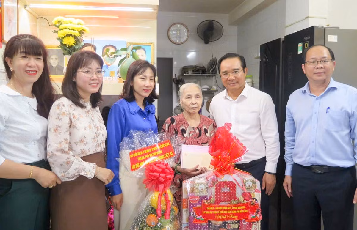 Ủy viên Trung ương Đảng, Chủ tịch Ủy ban nhân dân Thành phố Hồ Chí Minh Nguyễn Văn Được thăm gia đình chính sách trên địa bàn.