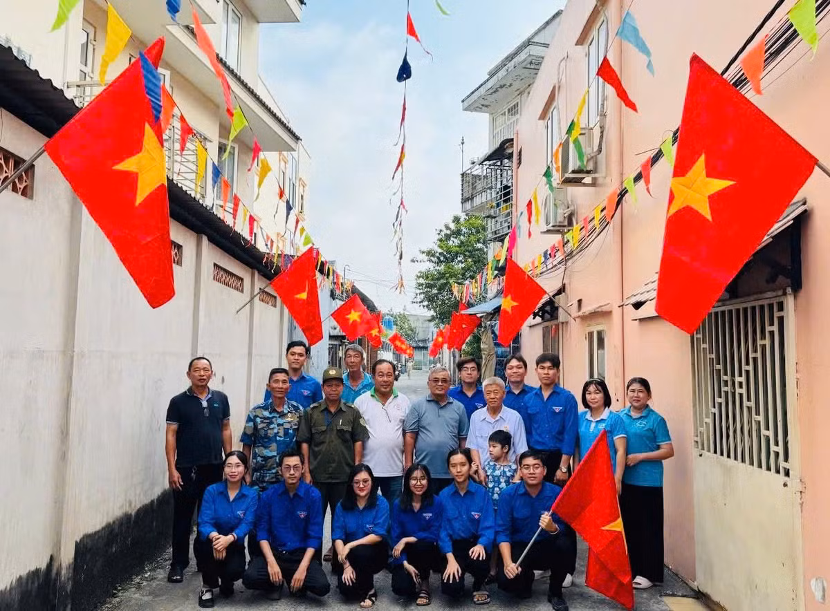Không khí phấn khởi của người dân thành phố hướng về Đại hội XIV của Đảng.