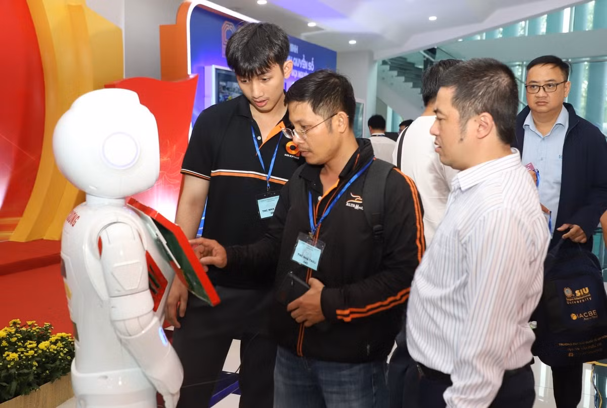 Robot thông minh phục vụ Đại hội đại biểu Đảng bộ thành phố Hồ Chí Minh lần thứ I, nhiệm kỳ 2025-2030. Ảnh: Ngô Tùng