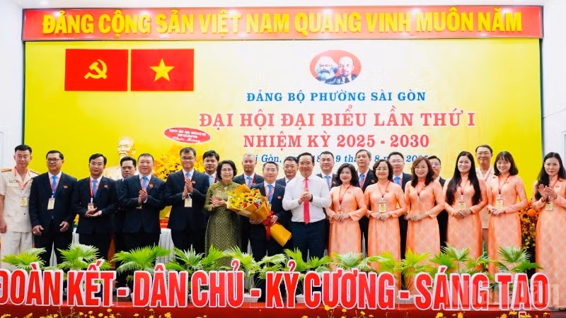Lãnh đạo thành phố chúc mừng Ban Chấp hành nhiệm kỳ mới của Đảng bộ phường Sài Gòn.