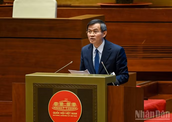 Đồng chí Đoàn Minh Huấn, Ủy viên Bộ Chính trị, Giám đốc Học viện Chính trị quốc gia Hồ Chí Minh truyền đạt chuyên đề tại hội nghị. (Ảnh: DUY LINH)