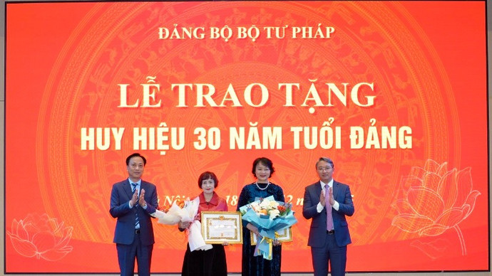 trao-huy-hieu-tuoi-dang-9087.jpg