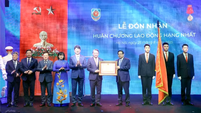 btp-nhan-huan-chuong-ld-hang-nhat-3174x1884-827.jpg