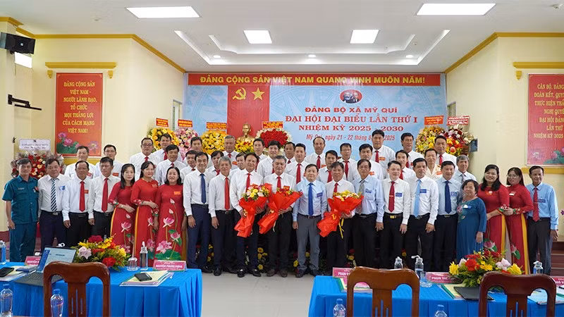 Lãnh đạo tỉnh, đại biểu, khách mời tại buổi ra mắt Đại hội của Ban Chấp hành Đảng bộ xã Mỹ Quí.
