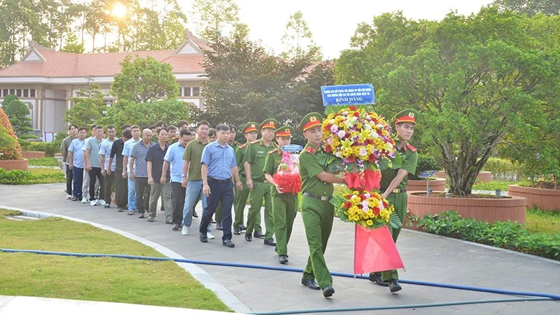 Đại biểu viếng Khu di tích quốc gia đặc biệt Mộ cụ Phó bảng Nguyễn Sinh Sắc.