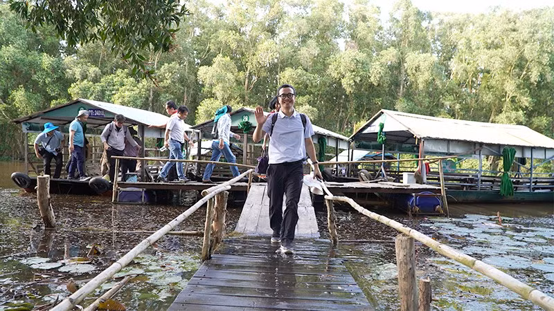 Du khách dừng chân trong rừng tràm của Vườn quốc gia Tràm Chim.