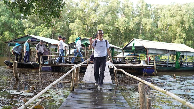 Du khách dừng chân trong rừng tràm của Vườn quốc gia Tràm Chim.