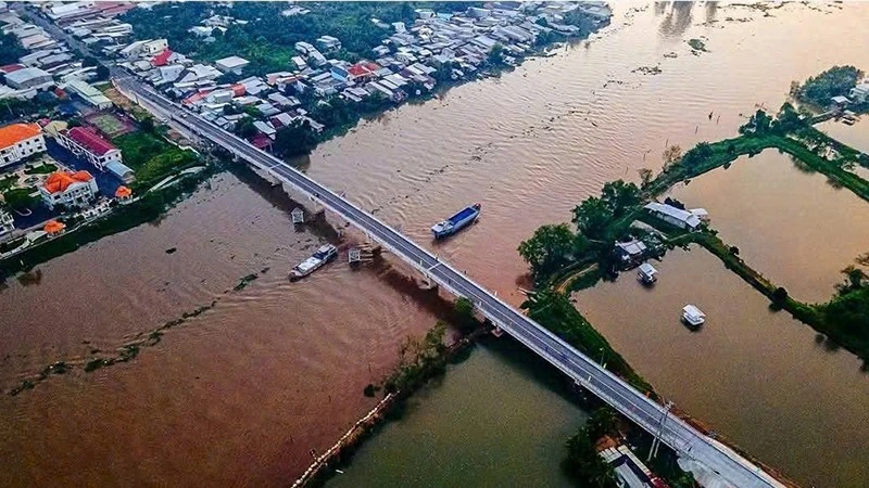 Cầu Nguyễn Huệ kết nối khu vực đất liền với cồn An Nhơn, An Hiệp. (Ảnh: THANH DỰ)