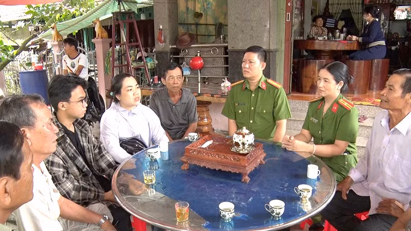 Công an phường Hồng Ngự gặp gỡ, vận động nhân dân tham gia phong trào toàn dân bảo vệ an ninh Tổ quốc.