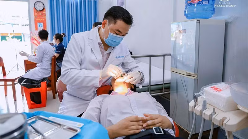Bác sĩ chuyên khoa II Phạm Kim Thành khám bệnh cho học sinh trường nuôi dạy trẻ khuyết tật tỉnh Đồng Tháp.